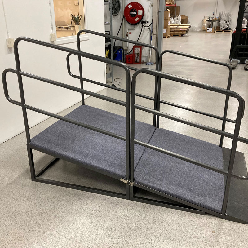 Ramp till scen med skyddsräcke